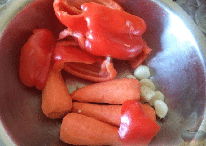Чищенные перец, морковь, чеснок