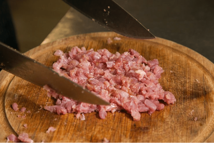 Как правильно измельчить мясо