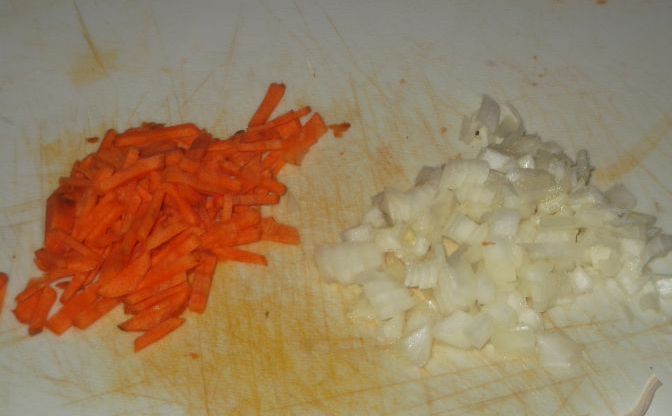 Нарезаем лук и морковку