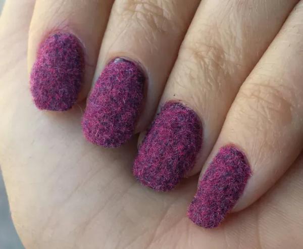 Fluffy nails: тикток захватила мода на "пушистый маникюр"